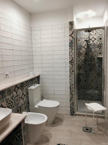 ein Badezimmer mit Toilette und Dusche in der Unterkunft Armoniasdecanna in Monastir