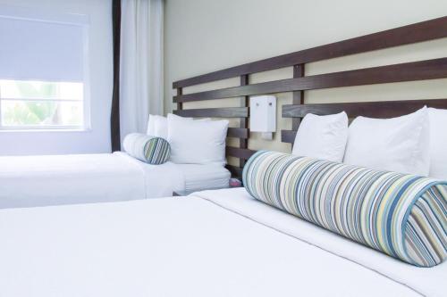 Postel nebo postele na pokoji v ubytování Dorchester Hotel & Suites