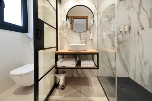 ein Badezimmer mit Waschbecken und Spiegel in der Unterkunft Hotel Marfany in Andorra la Vella