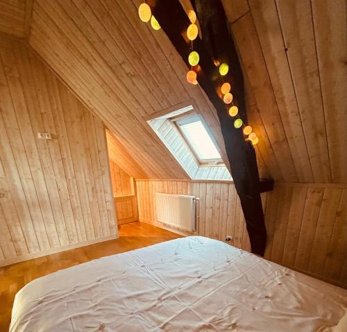 ein Schlafzimmer mit einem großen Bett im Dachgeschoss in der Unterkunft Bugatti Chill in Moncé-en-Belin