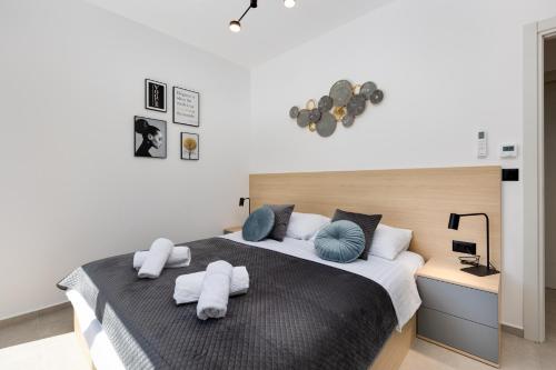 a bedroom with a large bed with towels on it at Villa Vela in Brzac