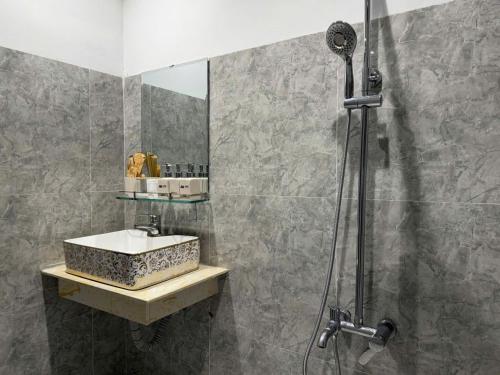 a bathroom with a sink and a shower at Choco village 126A in Xã Thang Tam