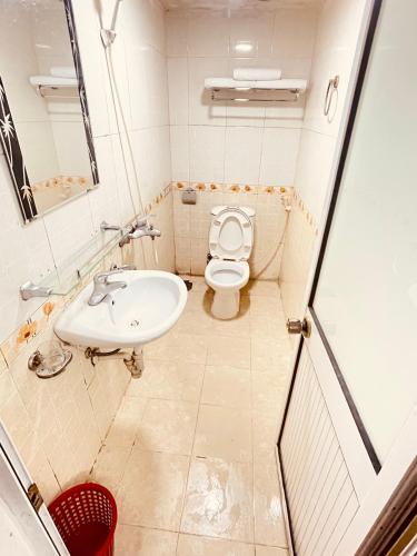 a bathroom with a toilet and a sink at Hà Thành Luxury Hotel in Hanoi