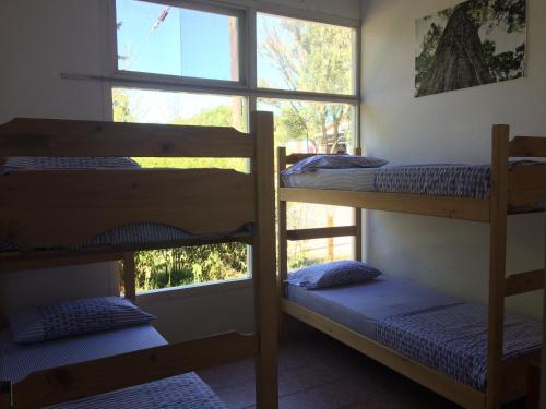 Un pat sau paturi într-o cameră la Pinamar Hostel Casa de Verano