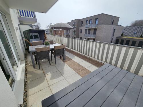 a patio with a table and chairs on a balcony at FeWo "Seebär" Whg2 in Dahme