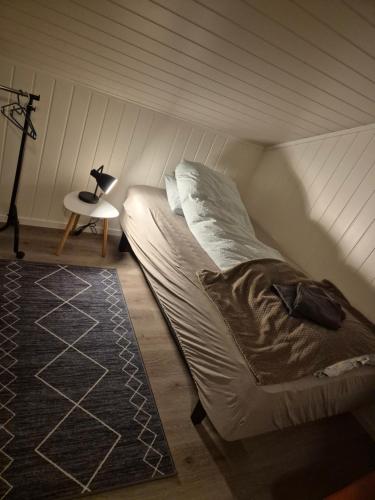 a bedroom with a bed and a table in a tent at Feriehuset Holmen in Straumen
