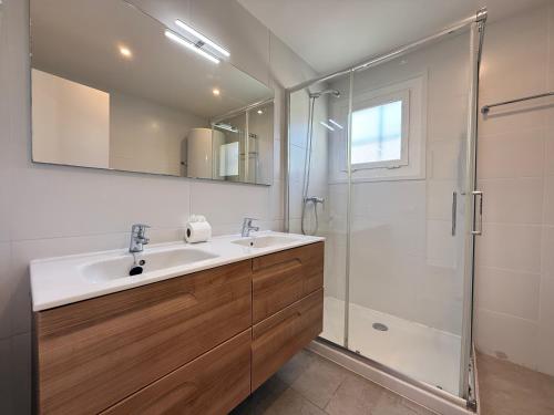 a bathroom with a sink and a shower at Agi Las Acacias in Roses