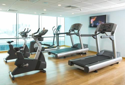 ibis Kuwait Salmiyaにあるフィットネスセンターまたはフィットネス設備