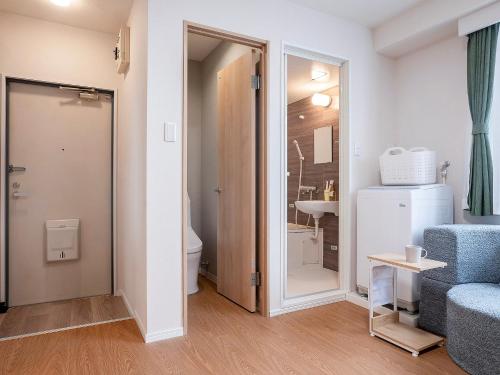 TP302 Cozy Open-Plan Room, Access to JR Kinshicho and Oshiage, Private Kitchen and Bath, Sleeps 3
