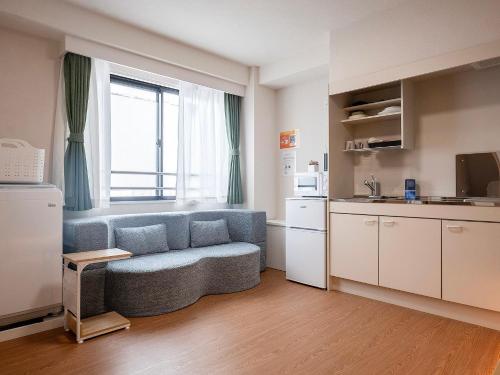 TP302 Cozy Open-Plan Room, Access to JR Kinshicho and Oshiage, Private Kitchen and Bath, Sleeps 3