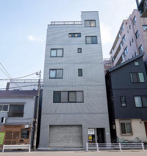 TP302 Cozy Open-Plan Room, Access to JR Kinshicho and Oshiage, Private Kitchen and Bath, Sleeps 3