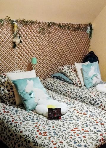 a bedroom with two beds with pillows on them at Chambre cosy in Buhl