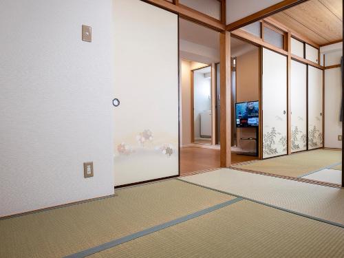 TP501 Japanese-Style 2LDK Home, Access to Oshiage and Tokyo Skytree, 2 Double Futons and 1 Single Futon, Sleeps 5