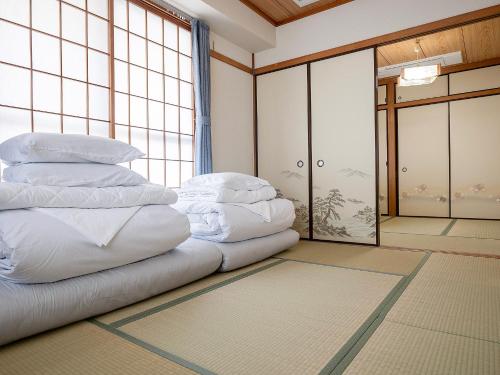 TP501 Japanese-Style 2LDK Home, Access to Oshiage and Tokyo Skytree, 2 Double Futons and 1 Single Futon, Sleeps 5