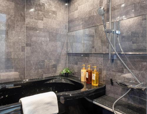 TP501 Japanese-Style 2LDK Home, Access to Oshiage and Tokyo Skytree, 2 Double Futons and 1 Single Futon, Sleeps 5