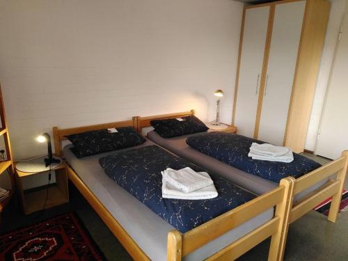 zwei Betten in einem Zimmer mit Handtüchern darauf in der Unterkunft Zimmer 13 in Gomadingen