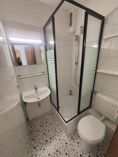 a bathroom with a shower and a toilet and a sink at Boardinghouse-Aparthotel mit Parkplatz Küche WIFI in Bielefeld