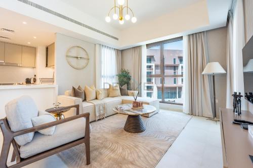 Chic 2BR Retreat with Assistant Room, Short Minutes Drive to Mall of the Emirates and the Beach, Madinat Jumeirah Living Al Jazi 1, Jumeirah by Deluxe Holiday Homes