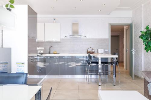 MYN3 - Beautiful modern 2BDR apartment, with sea view