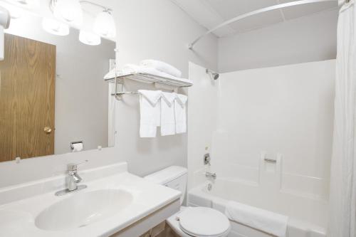 Et badeværelse på Super 8 by Wyndham Worthington Minnesota