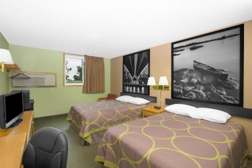 En eller flere senge i et værelse på Super 8 by Wyndham Worthington Minnesota