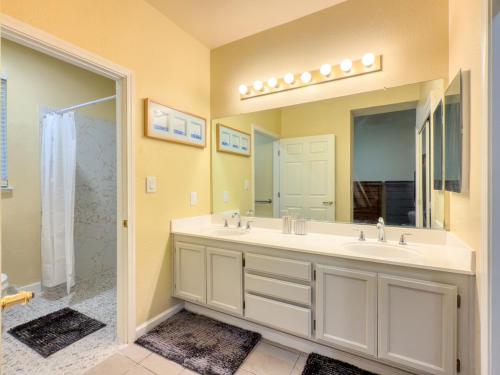 a bathroom with two sinks and a large mirror at Oakley Bay Area Haven in Oakley