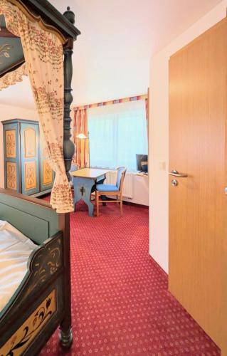 a bedroom with a bed and a desk in a room at Turmhütte in Lauterbach
