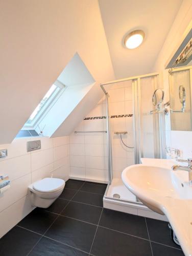 a bathroom with a toilet and a shower and a sink at Turmhütte in Lauterbach