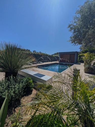 Villa 8 personnes,climatisée avec piscine chauffée vue sur les collines