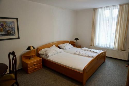 a bedroom with a large bed and a window at Hotel zum Freiheiter Hof in Raesfeld