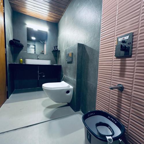 a bathroom with a toilet and a sink at StayLuxe Rooms & Apartments Near BKC, Chembur in Mumbai