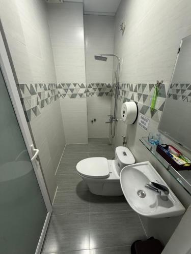 a bathroom with a toilet and a sink at Khách Sạn Cây Xanh in Da Lat