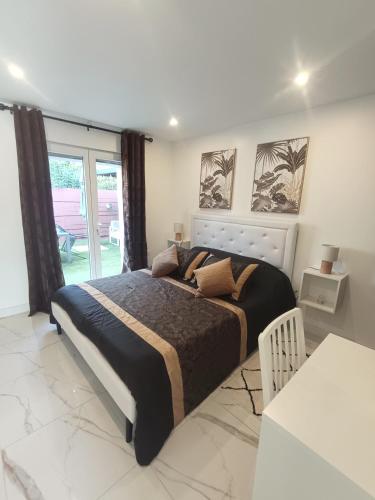 a bedroom with a large bed and a window at LA LIBELLULE de PROVENCE in Morières-lès-Avignon