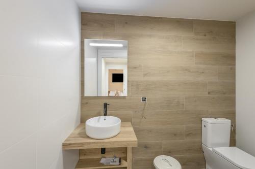 a bathroom with a sink and a toilet and a mirror at Be1960 segon in Bagá