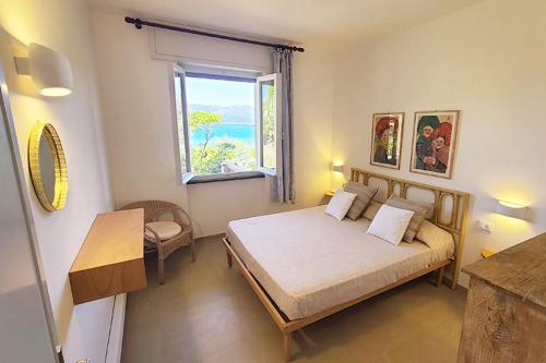 a bedroom with a bed and a window at Residence Capobianco in Portoferraio