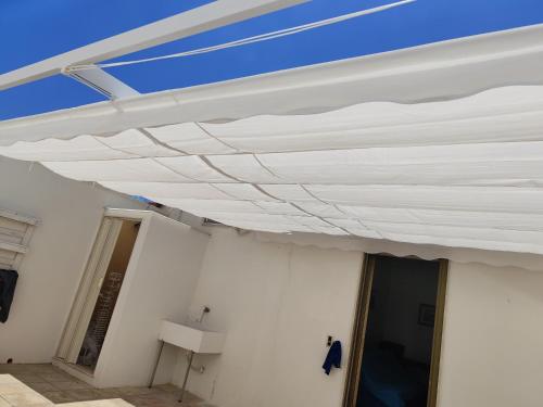a white ceiling in a building with a blue sky at Casa Vacanze da Lui' in Torre Lapillo