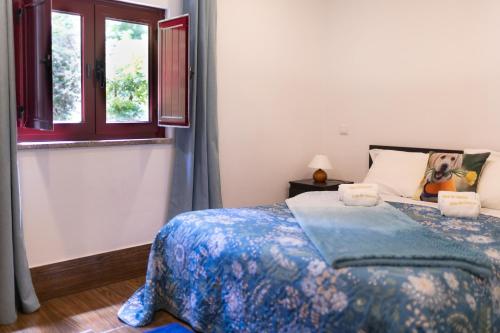 a bedroom with a bed and a window at Geres parque in Geres