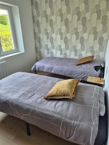 two beds sitting next to each other in a room at Gîte de l'Avenue Verte in Neufchâtel-en-Bray