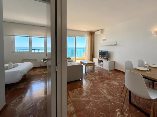 Las Antillas II Front Sea Views Pool