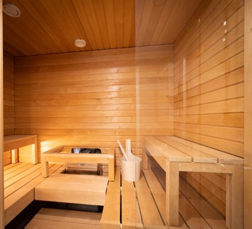 a sauna with a bench and a table in it at Ride & Glide Ylläs, lakanat ja loppusiivous sisältyvät in Ylläsjärvi