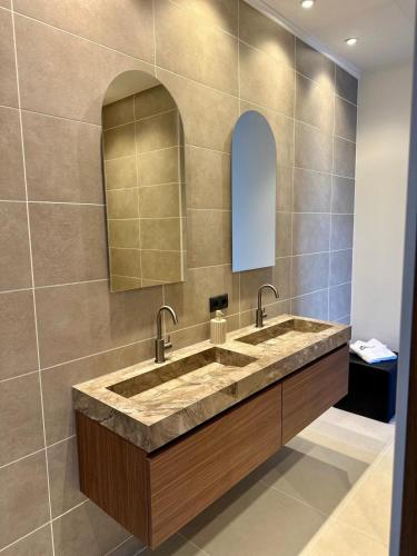 a bathroom with a large sink and a mirror at Het Kantoor in Philippine