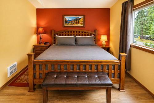 a bedroom with a bed and a window at Suite Serenity Condo by NW Comfy Cabins in Leavenworth
