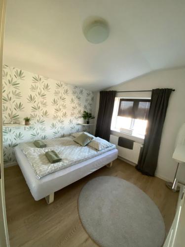 En eller flere senge i et værelse på Vshus Apartment-2 Bedrooms near city center