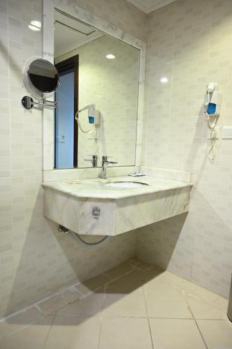 a bathroom with a sink and a mirror at فندق دوما - Domma hotel in Medina