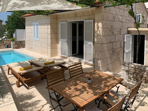 BOL House Viki - center, pool, sauna, sea view!