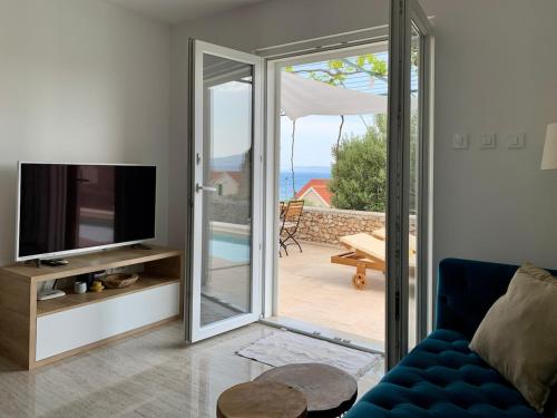 BOL House Viki - center, pool, sauna, sea view!