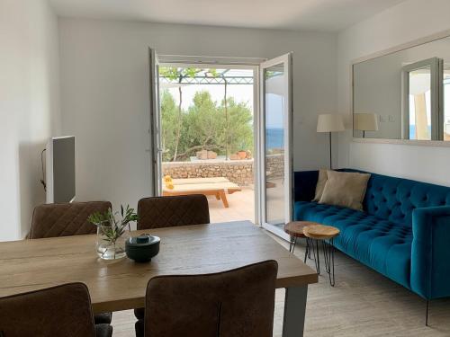 BOL House Viki - center, pool, sauna, sea view!