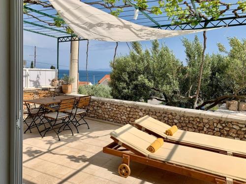 BOL House Viki - center, pool, sauna, sea view!