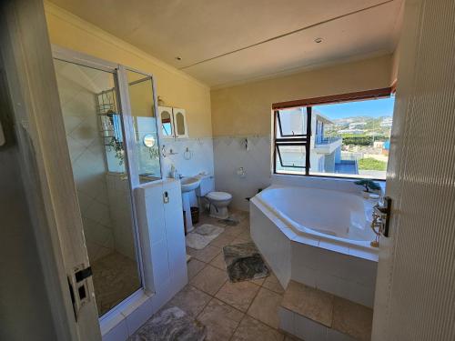 ein Badezimmer mit Badewanne, Waschbecken und Toilette in der Unterkunft Bee Unique in Sedgefield