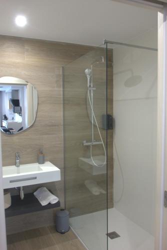 a bathroom with a shower and a sink at IG Apartamentos in Palas de Rei